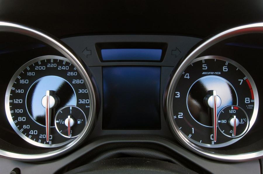  Mercedes-Benz SLK55 AMG 2012 года  (фото 17 из 73)